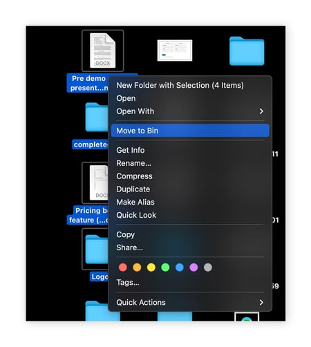 Sélection de plusieurs fichiers du bureau et déplacement vers la corbeille sous macOS.