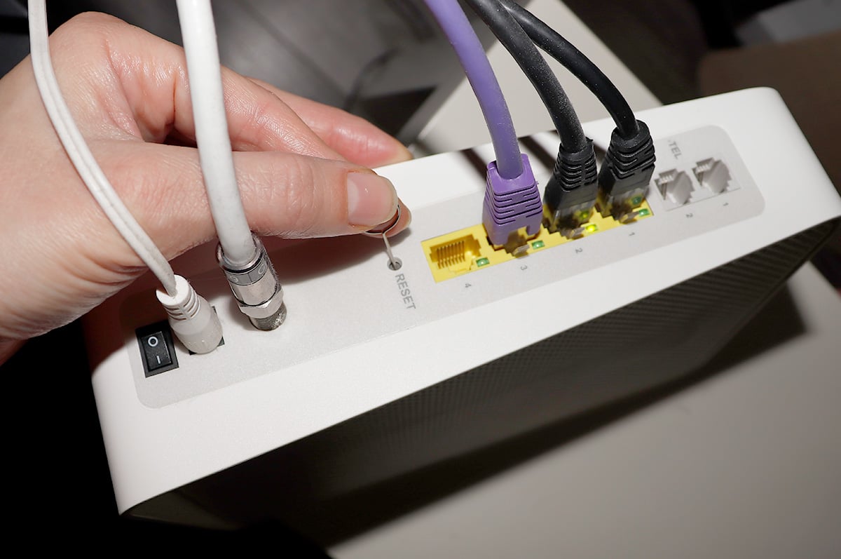 Zurücksetzen des Routers durch Drücken der Reset-Taste.